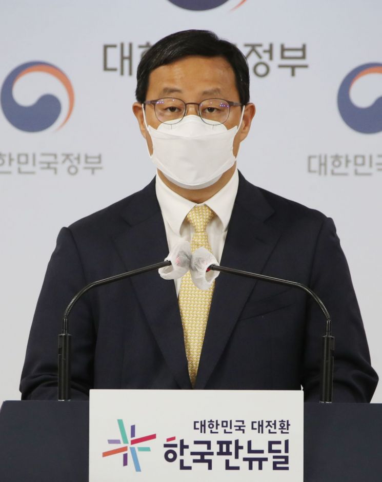 김영중 고용노동부 고용정책실장이 13일 정부서울청사 브리핑실에서 고용행정 통계로 본 '21년 8월 노동시장 동향'을 발표하는 모습.(이미지 출처=연합뉴스)
