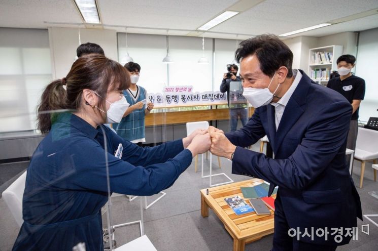 [포토]청년 동행 봉사자들과 인사하는 오세훈 서울시장