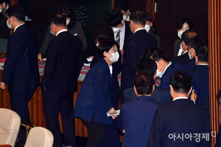 윤희숙 국민의힘 의원이 13일 국회 본회의장에서 열린 본회의에 참석, 본인에 대한 사직의 건 투표를 마치고 회의장을 나서고 있다./윤동주 기자 doso7@