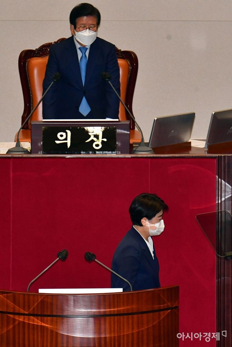 윤희숙 국민의힘 의원이 13일 국회 본회의장에서 열린 본회의에 참석, 회의 시작 전 신상발언을 마친 후 단상에서 내려가고 있다./윤동주 기자 doso7@