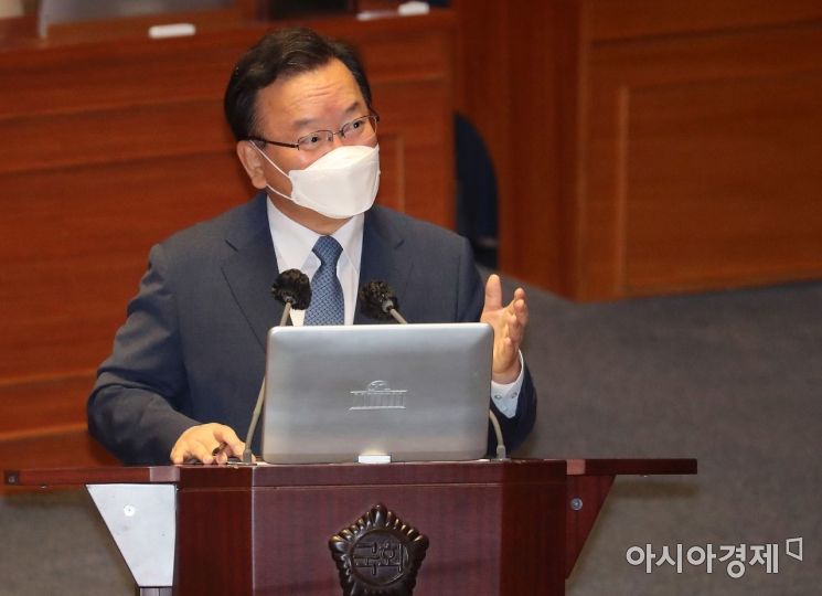 김부겸 국무총리가 13일 국회 본회의장에서 열린 정치 분야 대정부 질문에 출석, 권성동 국민의힘 의원 질의에 답변하고 있다./윤동주 기자 doso7@