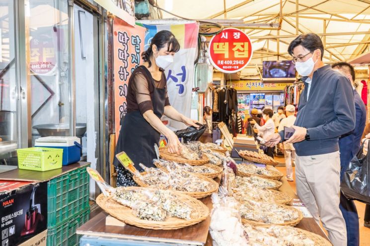 박성수 송파구청장이 마천시장을 찾아 장을 보고 있다.