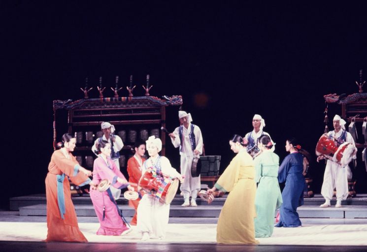 국립국악원이 1973년 유럽 순회 공연 중 농악 소고춤과 장구춤을 선보이고 있다.