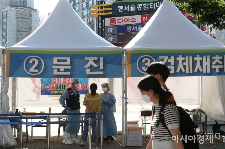14일 서울 광진구 동서울버스터미널에 코로나19 임시 선별검사소가 운영 중이다. 방역당국은 추석 명절을 맞아 지방으로 향하거나 또는 지방에서 올라오는 시민들이 편하게 이용할 수 있도록 터미널 바로 옆에 검사소를 설치했다. /문호남 기자 munonam@