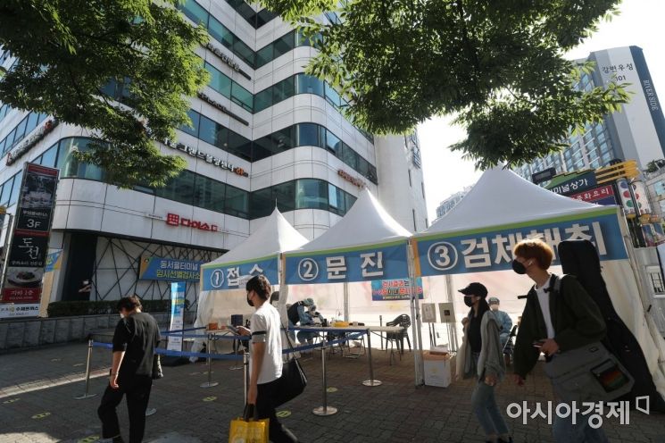 14일 서울 광진구 동서울버스터미널에 코로나19 임시 선별검사소가 운영 중이다. 방역당국은 추석 명절을 맞아 지방으로 향하거나 또는 지방에서 올라오는 시민들이 편하게 이용할 수 있도록 터미널 바로 옆에 검사소를 설치했다. /문호남 기자 munonam@