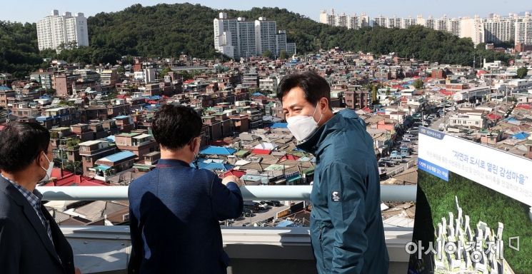 오세훈 서울시장이 14일 오후 서울 관악구 신림1 재정비촉진구역 현장을 찾아 개발 현황 및 추진경위에 대한 설명을 들은 후 주민과 대화하고 있다./강진형 기자aymsdream@