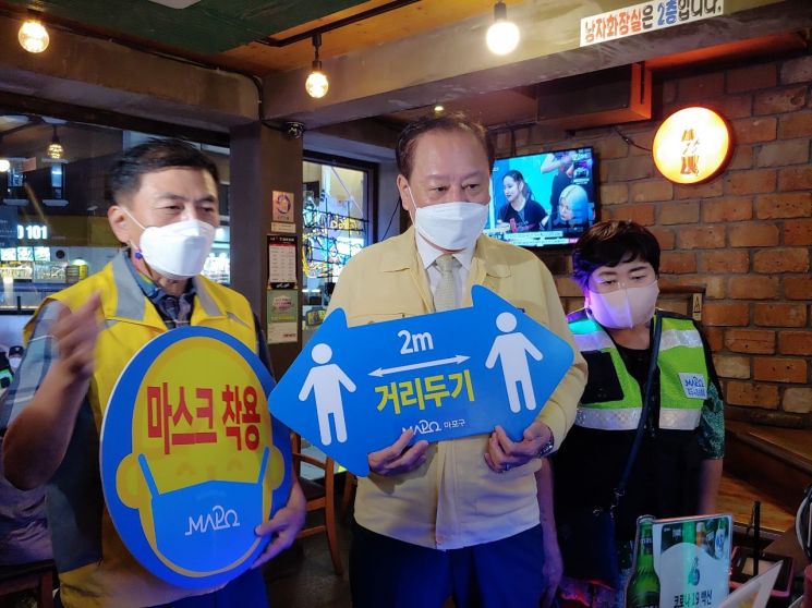 유동균 마포구청장 14일 저녁 홍대입구 특별방역 점검 