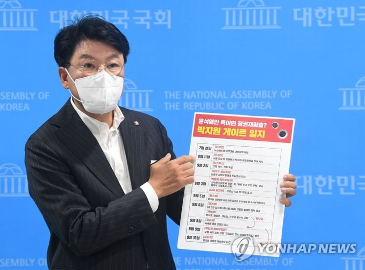 국민의힘 대선 경선 예비후보 윤석열 전 검찰총장의 국민캠프 종합상황실장인 장제원 의원이 12일 오전 서울 여의도 국회 소통관에서 박지원 국가정보원장과 '고발 사주' 의혹 제보자인 조성은 전 미래통합당(현 국민의힘) 선거대책위원회 부위원장과 만남 관련 의혹을 제기하고 있다. [이미지출처=연합뉴스]