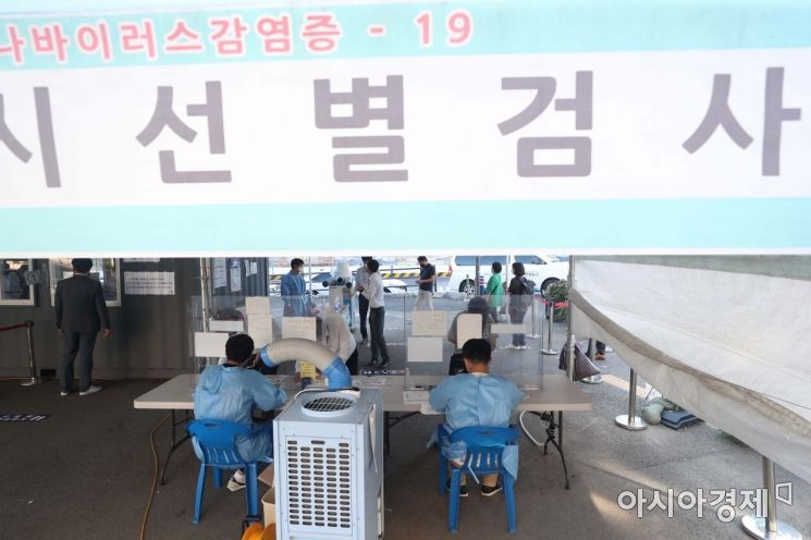선별검사소가 시민들로 북적이고 있다. /문호남 기자 munonam@