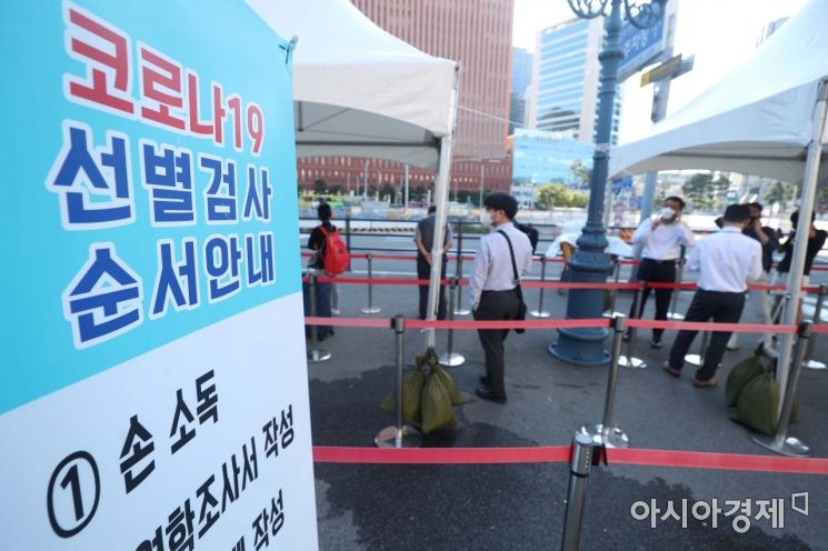 수도권을 중심으로 코로나19 확산세가 거세지고 있는 15일 서울역 광장에 마련된 임시 선별검사소가 시민들로 북적이고 있다. /문호남 기자 munonam@