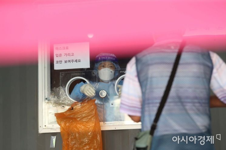 코로나 확산세 속 고군분투하는 의료진. /문호남 기자 munonam@