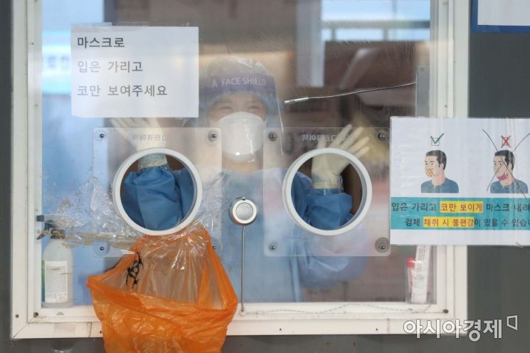 수도권을 중심으로 코로나19 확산세가 거세지고 있는 15일 서울역 광장에 마련된 임시 선별검사소에서 의료진이 기자를 향해 밝은 표정으로 손을 흔들고 있다. /문호남 기자 munonam@