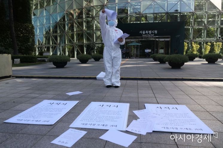 관계자가 인력충원을 기다리다 병원을 떠난 간호사 700여명의 사직서를 모아 제출하는 퍼포먼스를 하고 있다. /문호남 기자 munonam@