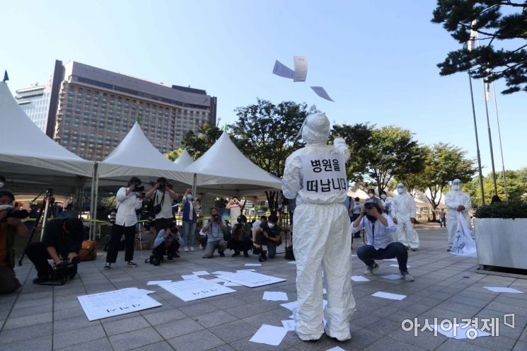 떠난 동료 700명 사직서 퍼포먼스. /문호남 기자 munonam@