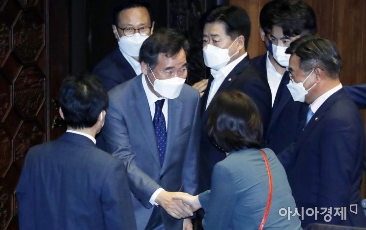 이낙연 더불어민주당 의원이 15일 국회에서 열린 본회의에서 본인의 의원직 사직안이 통관된 후 동료 의원들과 인사를 나누고 있다./윤동주 기자 doso7@