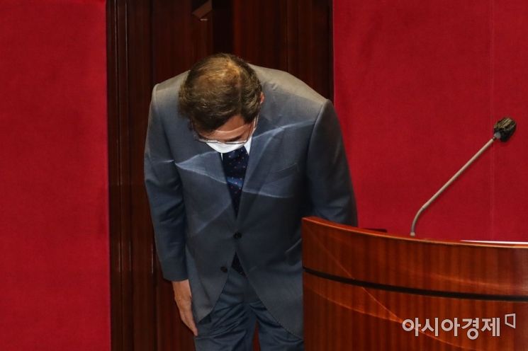 이낙연 더불어민주당 의원이 15일 국회에서 열린 본회의에서 본인의 의원직 사직안에 대한 투표 전 신상발언을 마치고 고개를 숙이고 있다./윤동주 기자 doso7@