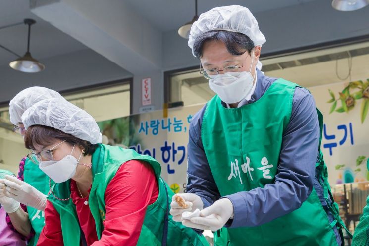 [포토]유동균 마포구청장, 에쓰오일과 함께하는 추석맞이 사랑의 송편 나누기 행사 참석