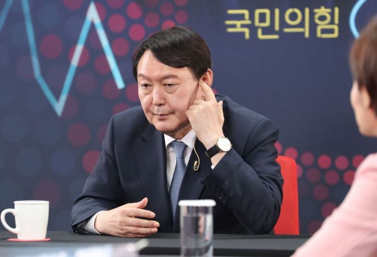 국민의힘 윤석열 대선 경선 예비후보가 지난 12일 예비후보들을 대상으로 진행된 유튜브 라이브 방송 '올데이 라방'에 출연하고 있다. /사진=연합뉴스