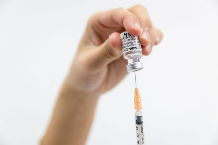 FDA "코로나 백신 부스터샷 결론 못내"