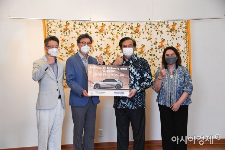 (왼쪽부터) 김경수 현대차 상무, 김창범 현대차 자문역, 우마르 하디(Umar Hadi) 주한 인도네시아 대사, 젤다 울란 카티카(Zelda Wulan Kartika) 주한 인도네시아 부대사.(사진제공 : 현대차)