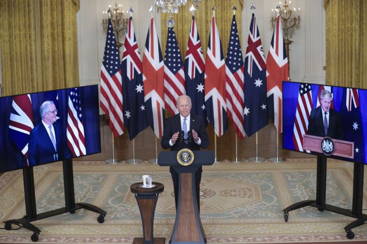 15일(현지시간) 미국 워싱턴 백악관에서 조 바이든 미국 대통령(가운데)이 보리스 존슨 영국 총리(오른쪽), 스콧 모리슨 호주 총리와 화상회의를 진행하고 있다. 이날 미국·영국·호주 3개국은 대중 견제를 위한 새로운 안보협의체인 ‘오커스(AUKUS)’를 발족하고 호주의 핵잠수함 보유를 위한 기술지원에 들어갈 것이라고 발표했다. 워싱턴DC(미국)=EPA연합뉴스