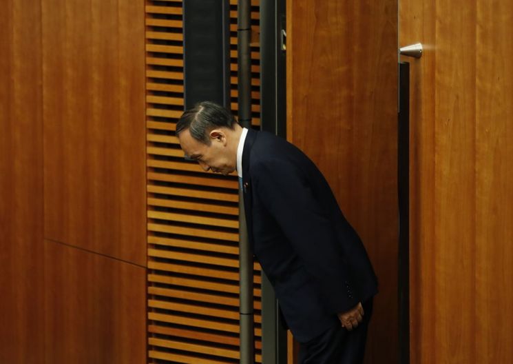 스가 日 총리, 초라한 취임 1주년 맞아 