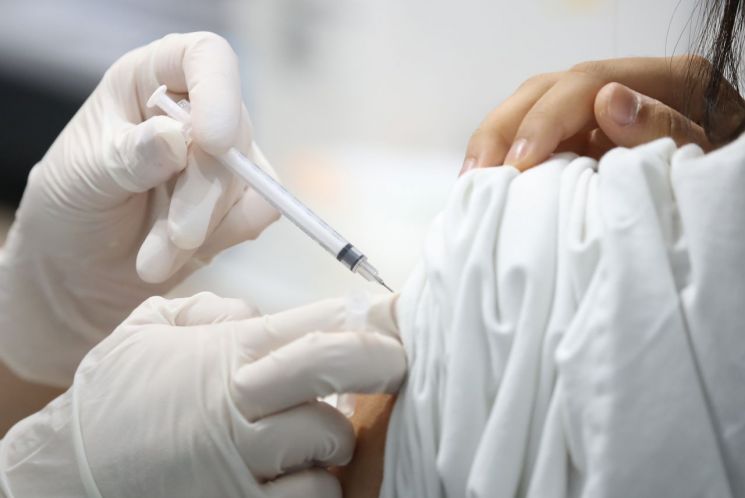 백신 1차접종자 인구 71.2%…78일째 신규 확진 네자릿수(상보)