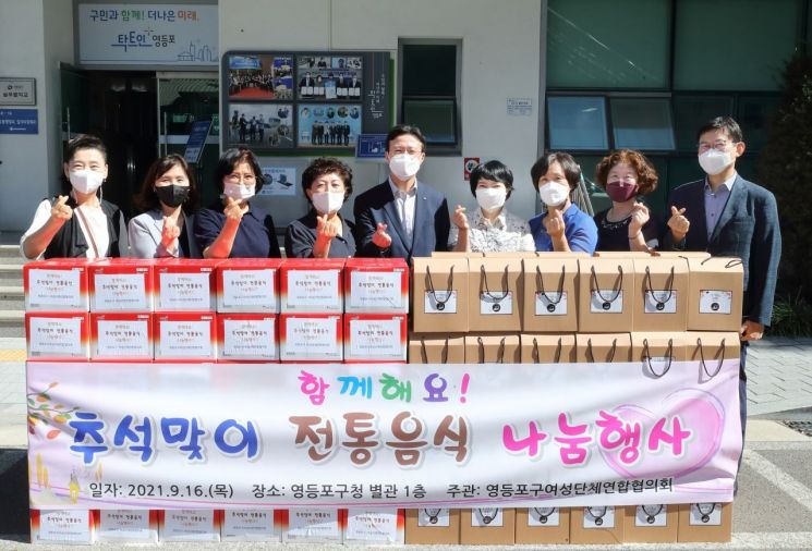 [포토]유동균 마포구청장 추석 앞두고 전통시장 장 보기 나서 