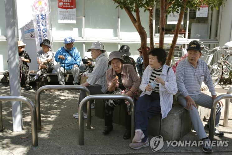 일찍이 고령 사회에 들어선 일본에서는 '개호 살인'이라는 이름으로 관련 통계를 만들어 집중 관리하고 있다. / 사진=연합뉴스