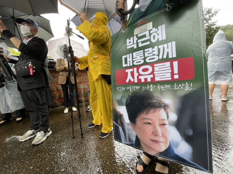 국민의힘 대권주자인 윤석열 전 검찰총장이 17일 경북 구미시 상모동 박정희 전 대통령의 생가를 찾기 앞서 보수단체 회원들이 윤 전 총장의 진입을 막고 있다. [이미지출처=연합뉴스]