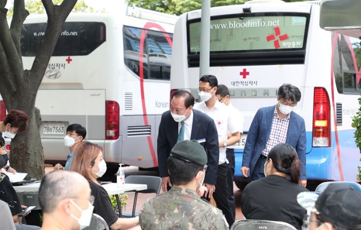 [포토] 성장현 용산구청장 추석맞이 전통시장 방문