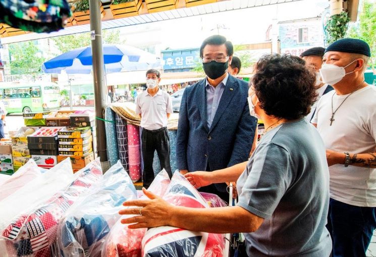 [포토] 성장현 용산구청장 추석맞이 전통시장 방문