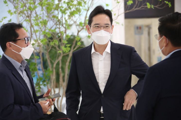 모처럼 숨돌리는 JY…추석에도 미래 구상은 계속