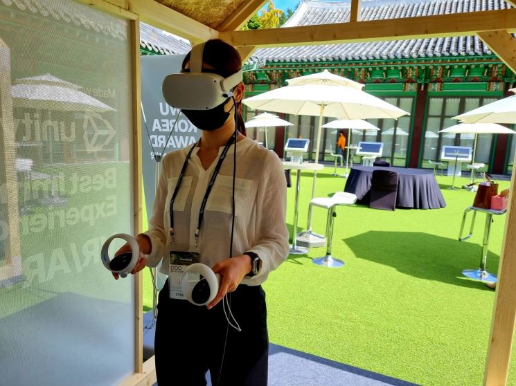 가상현실(VR) 스타트업 '비주얼라이트' 관계자가 트라이에리싱 행사장에 마련된 부스에서 회사 VR 콘텐츠를 시연하고 있다. [사진 = 이준형 기자]