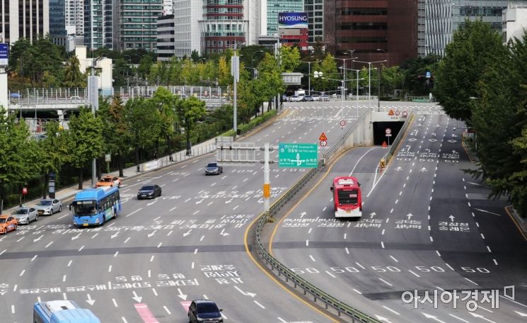 추석 연휴 둘째 날인 19일 서울 시내 도로가 한가한 모습을 보여주고 있다./윤동주 기자 doso7@