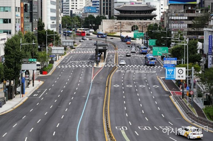 추석 연휴 둘째 날인 19일 서울 시내 도로가 한가한 모습을 보여주고 있다./윤동주 기자 doso7@