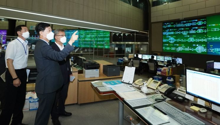 [포토] 한국철도, 귀성열차 안전운행·방역활동 만전