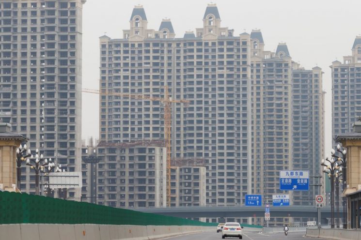 중국 최대 부동산 개발 업체 헝다그룹이 건설 중인 아파트가 줄지어 서 있다. [이미지출처=로이터연합뉴스]