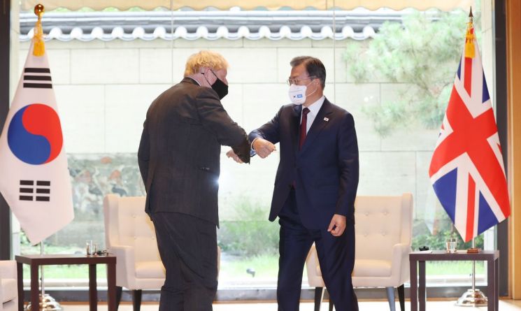 英 존슨 총리 만난 文대통령…"韓은 영국의 동반자"(종합)