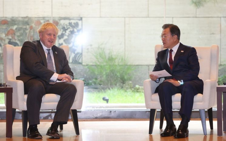 英 존슨 총리 만난 文대통령…"韓은 영국의 동반자"(종합)
