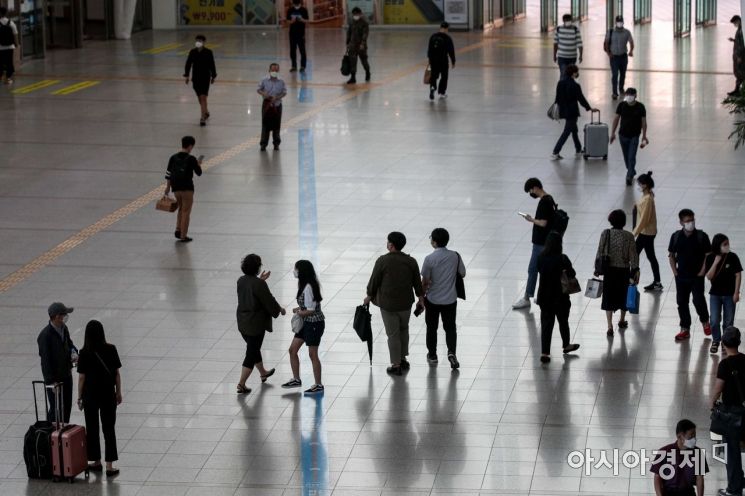 [포토]서울역 도착한 시민들