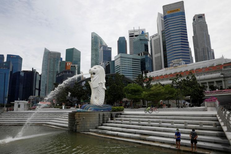 백신 접종률 82% 싱가포르, 일일확진자 1400명 돌파...역대 최대치