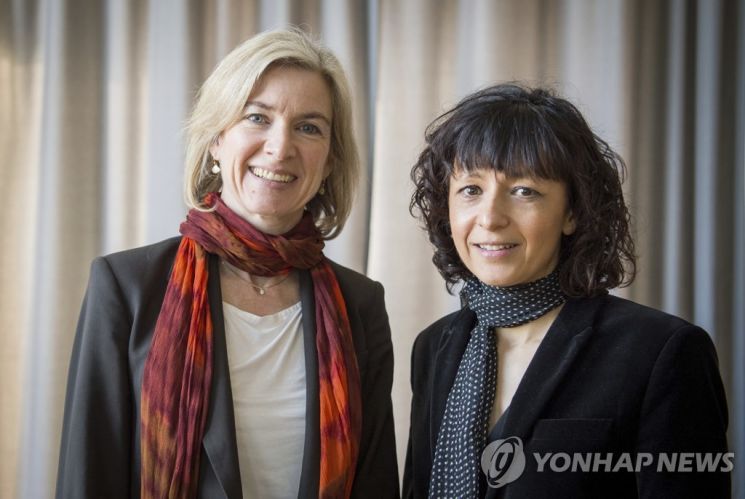 노벨 화학상을 수상한 미국의 제니퍼 A. 다우드나(왼쪽)와 프랑스의 에마뉘엘 샤르팡티에(오른쪽)가 지난 2016년 독일 프랑크푸르트에서 열린 한 행사에서 만나 함께 포즈를 취한 모습. / 사진=연합뉴스
