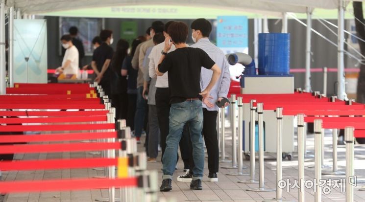 추석 연휴가 끝나고 코로나19 확진자가 폭증하고 있는 24일 서울시청 앞 임시 선별검사소가 시민들로 북적이고 있다. 질병관리청 중앙방역대책본부는 이날 0시 기준 코로나19 신규 확진자가 2434명 발생했다고 밝혔다. /문호남 기자 munonam@