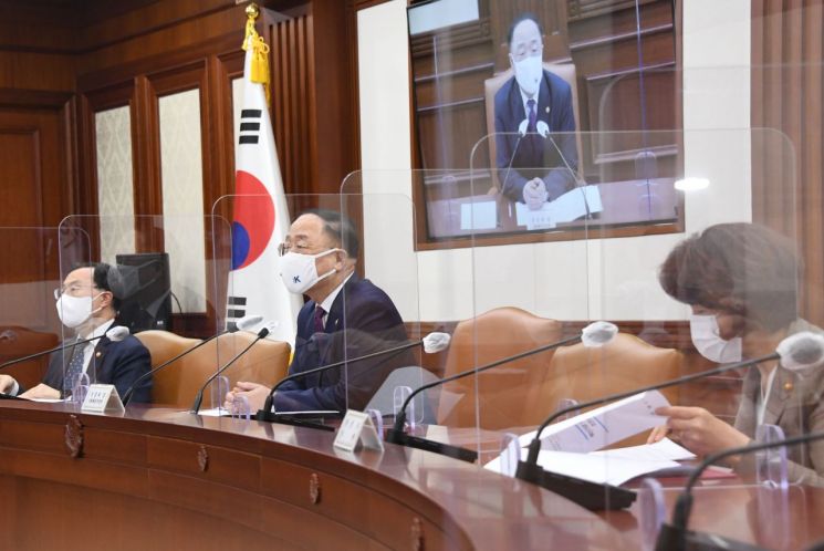 홍남기 부총리 겸 기획재정부 장관이 지난 23일 서울 광화문 정부서울청사에서 열린 '혁신성장BIG3추진회의 관계장관 간담회'를 주재하고 발언하는 모습.(사진제공=기재부)