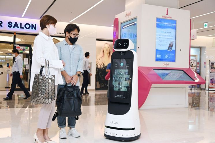 LG전자가 안내로봇 'LG 클로이 가이드봇' 신제품을 출시한다. 코엑스몰을 방문한 고객들이 LG 클로이 가이드봇을 체험하고 있다./사진제공=LG전자