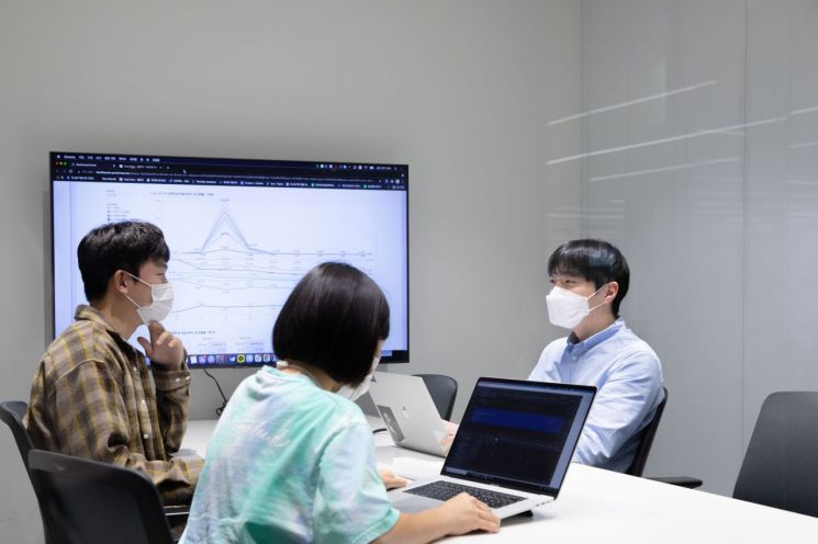 비바리퍼블리카 프로덕트오너(PO)를 비롯한 직원들이 사일로(Silo) 단위로 회의를 하고 있다. [사진제공 = 비바리퍼블리카]