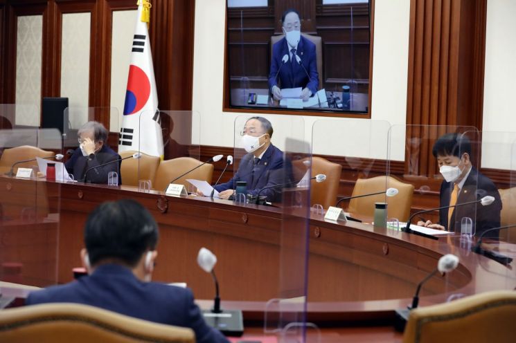 홍남기 경제부총리가 27일 오전 정부서울청사에서 열린 대외경제장관회의를 주재하고 있다. 2021.9.27 [이미지출처=연합뉴스]