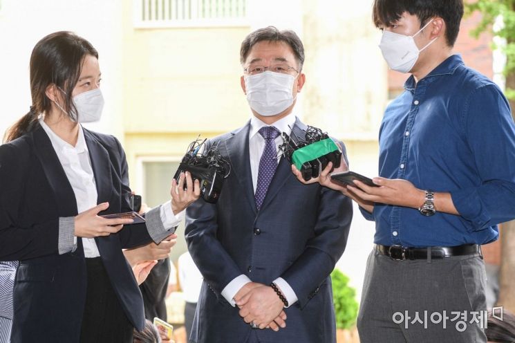 '화천대유 대주주' 김만배, 경찰 출석…"불법 없었다"(상보)