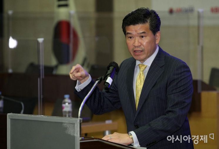 [포토] 인사말 하는 제임스 김 암참 회장